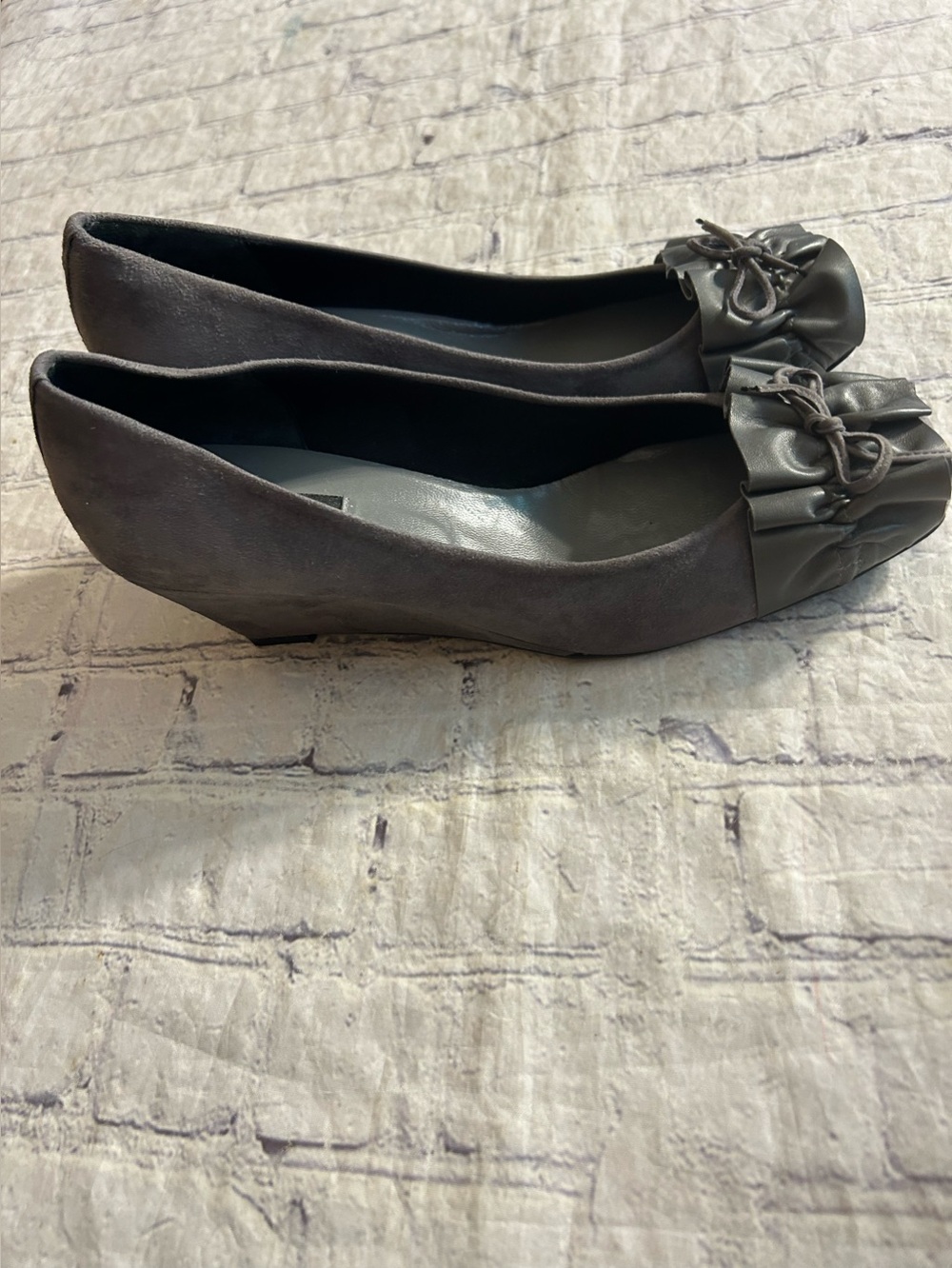FS/NY FRENCH SOLE NEW YORK GREY SUEDE LEATHER RUFFLE BOW TOE WEDGE HEELS SIZE 10